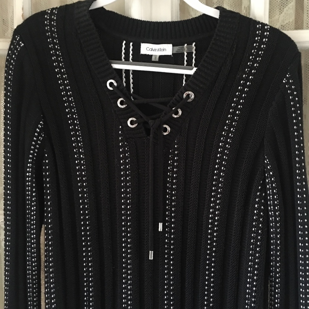 Host Pick:Calvin Klein Black & White Pullover Sweater – Size Medium